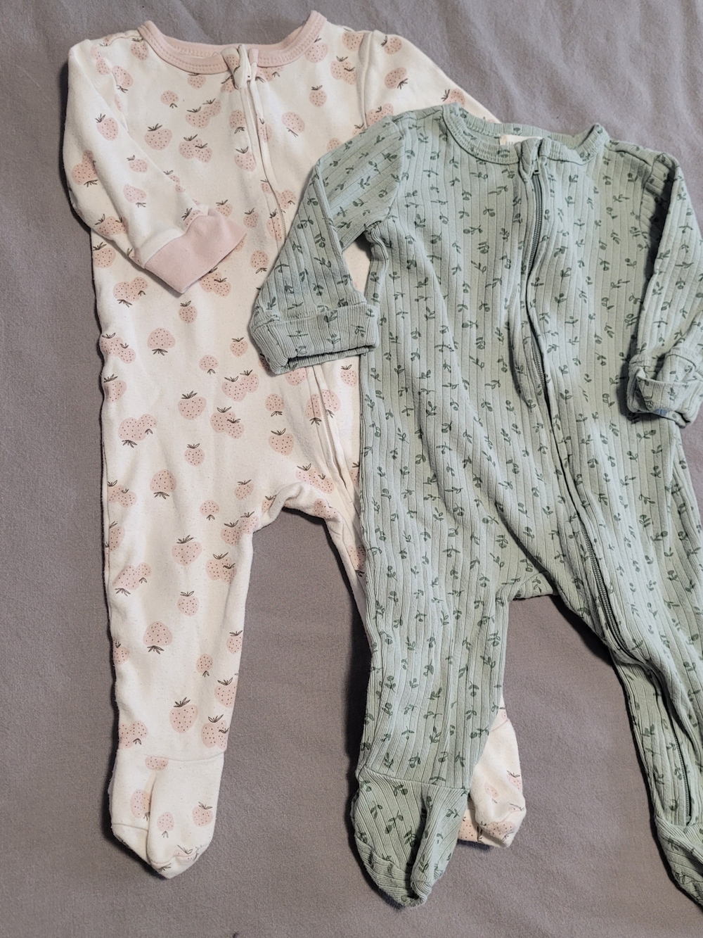 🧸2/20$ Baby Footed Sleepers Pajamas Size 6-9M Strawberries Cotton Lot Of 2